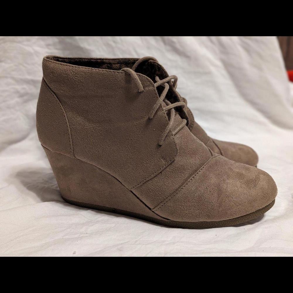 Maurices Penny Lace Up Booties Size 8.5